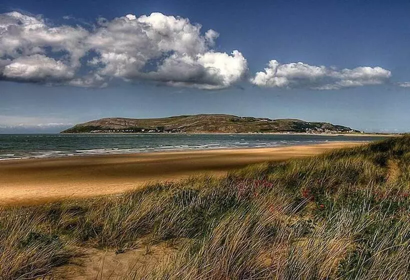 Superb Cintra Beachside Apartments