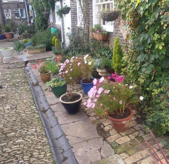 مبيت وإفطار Vs King William