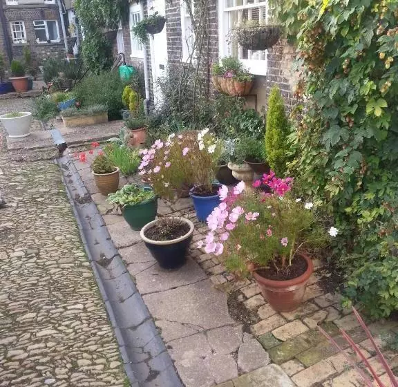 تختخواب و صبحانه Vs King William