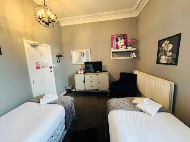 Hotelli Horn And Trumpet