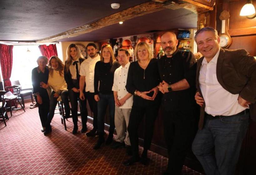 Отель The Red Lion & Cellar Room, Betchworth