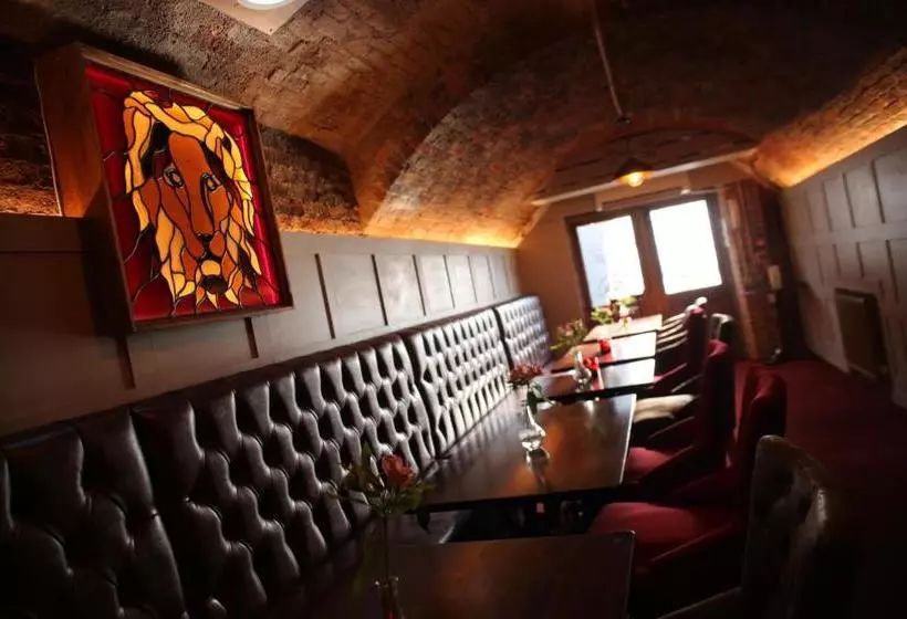 酒店 The Red Lion & Cellar Room, Betchworth