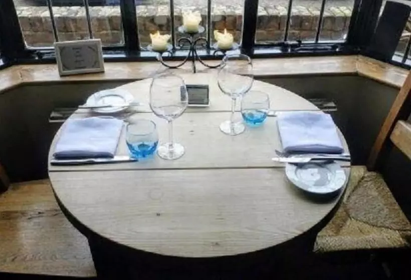 酒店 The Three Cups Inn