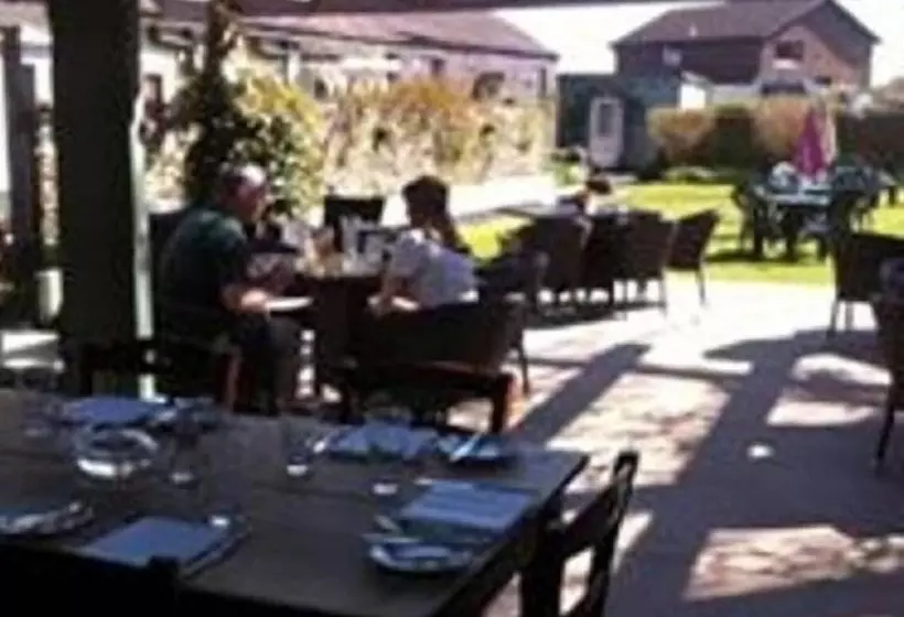 酒店 The Three Cups Inn