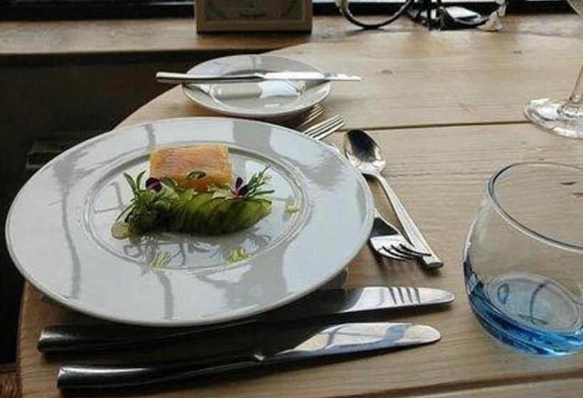 Отель The Three Cups Inn