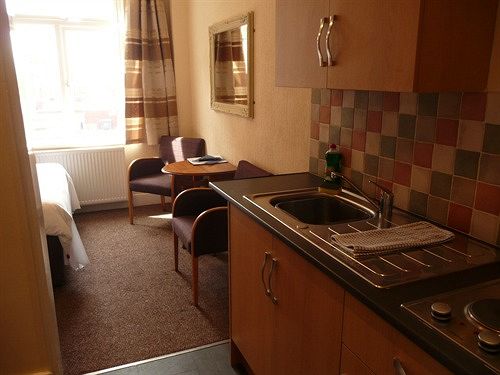 Pier View  And Apartments