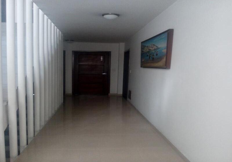 ホテル Cuarta Avenida