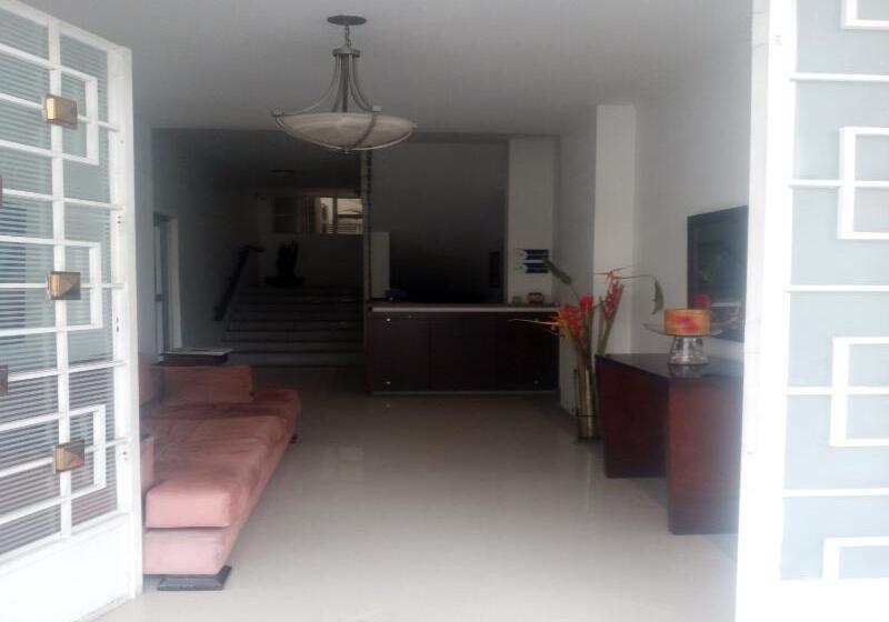 ホテル Cuarta Avenida