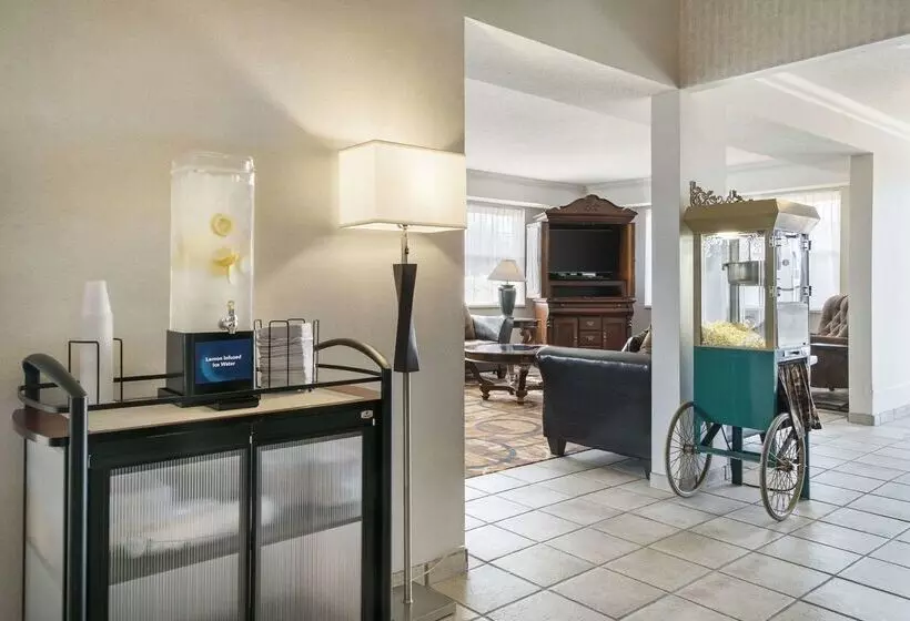 Hotelli Quality Inn & Suites