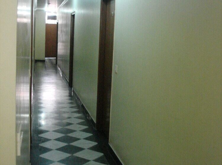 ホテル Westend Holiday Home 5 Mint From Nizamuddin Railway Station