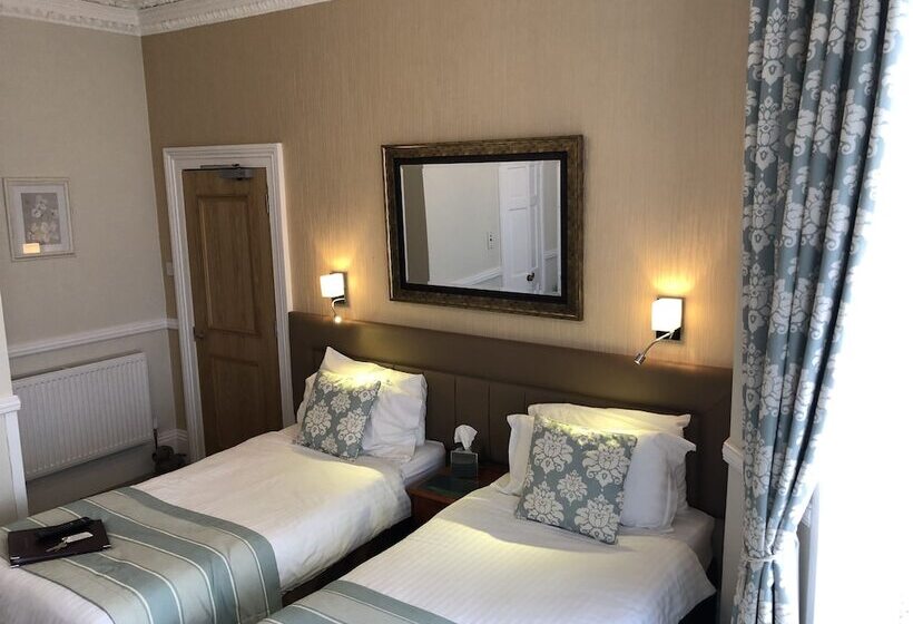 פנסיון Edgcumbe Guest House