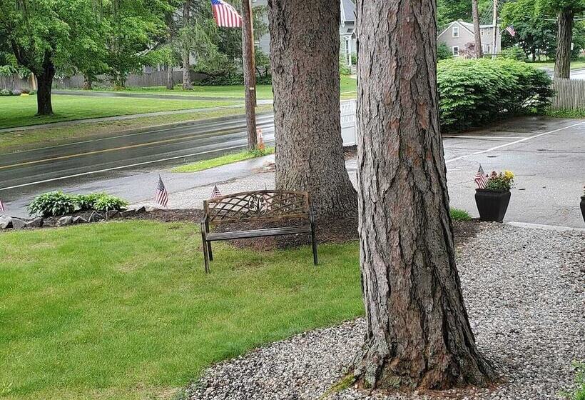 בית מלון כפרי Pinecrest Inn