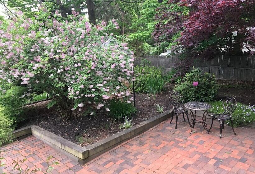 בית מלון כפרי Pinecrest Inn