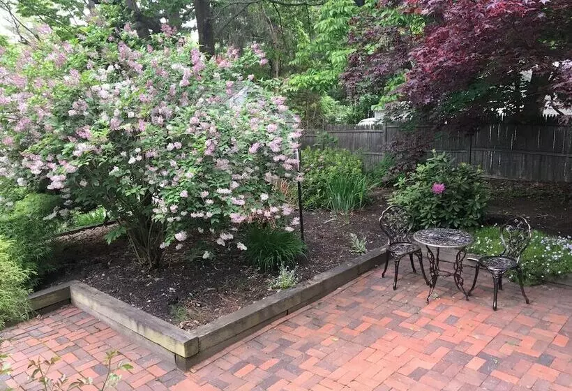 Hotelli Pinecrest Inn