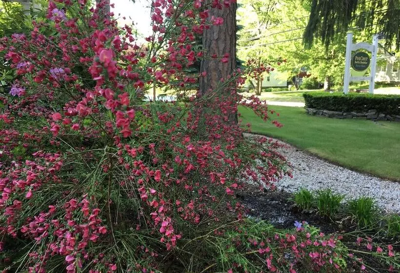 Hotelli Pinecrest Inn