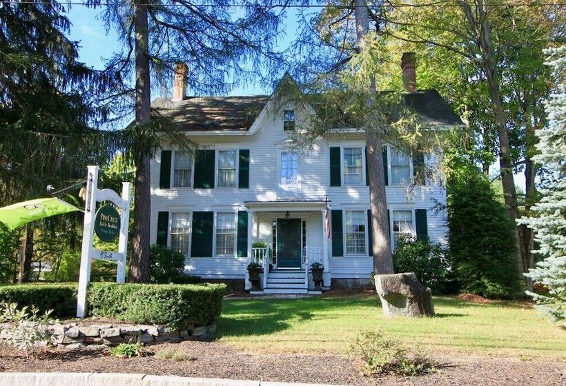 בית מלון כפרי Pinecrest Inn