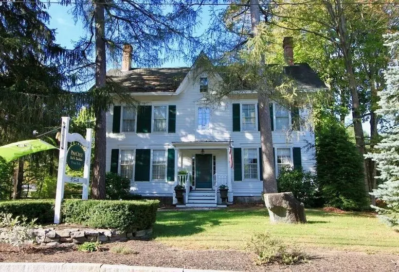 Hotelli Pinecrest Inn