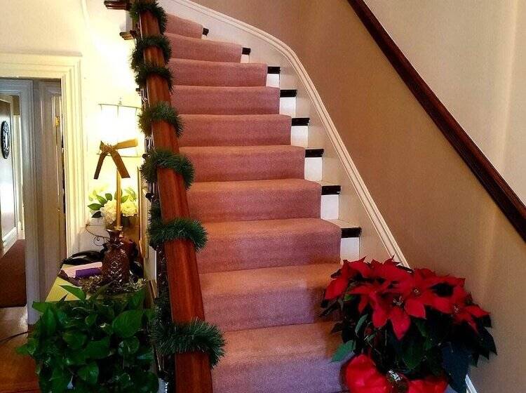 בית מלון כפרי Pinecrest Inn