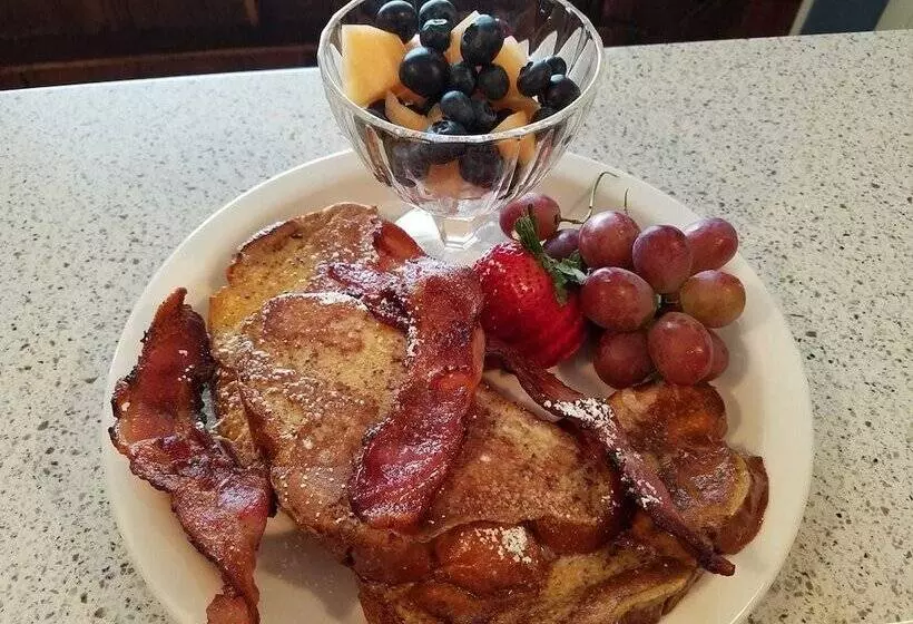 Hotelli Pinecrest Inn