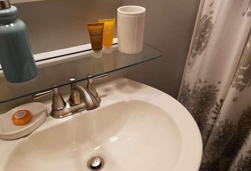 בית מלון כפרי Pinecrest Inn