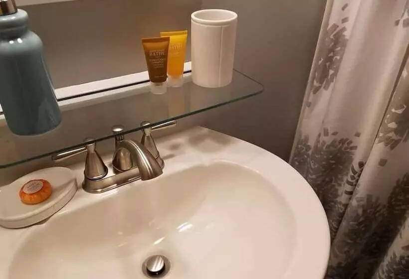 Hotelli Pinecrest Inn