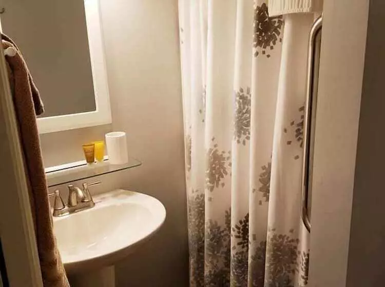 Hotelli Pinecrest Inn