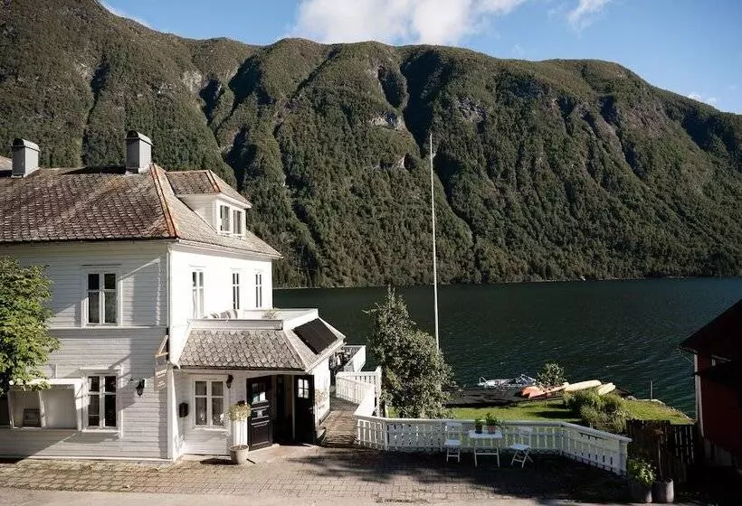 Fjærland Fjordstove Hotell   Huseby Hotelldrift As