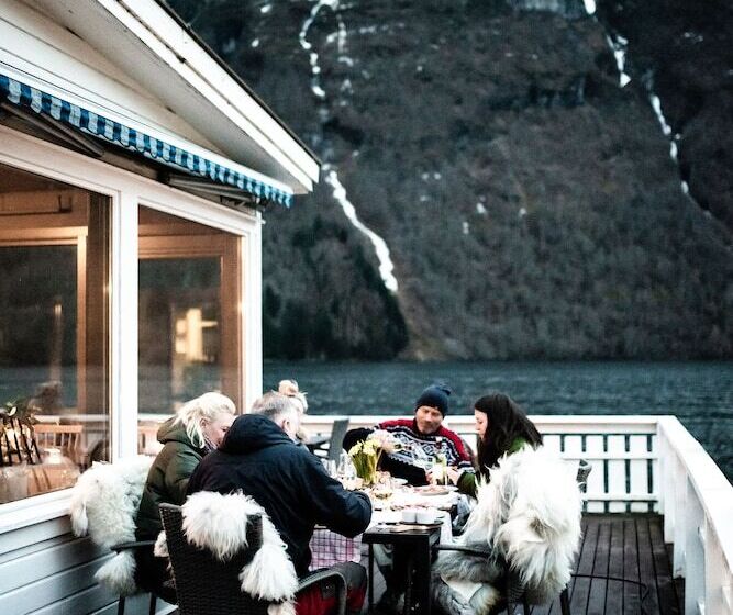 Fjærland Fjordstove Hotell   Huseby Hotelldrift As