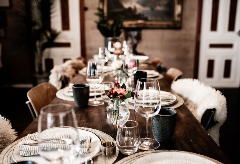 Fjærland Fjordstove Hotell   Huseby Hotelldrift As