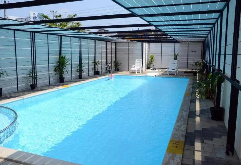 בית מלון כפרי Diana Heights Luxury