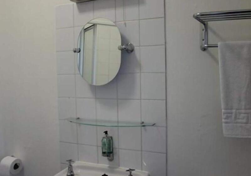 فندق Stonehenge Inn & Shepherds Huts