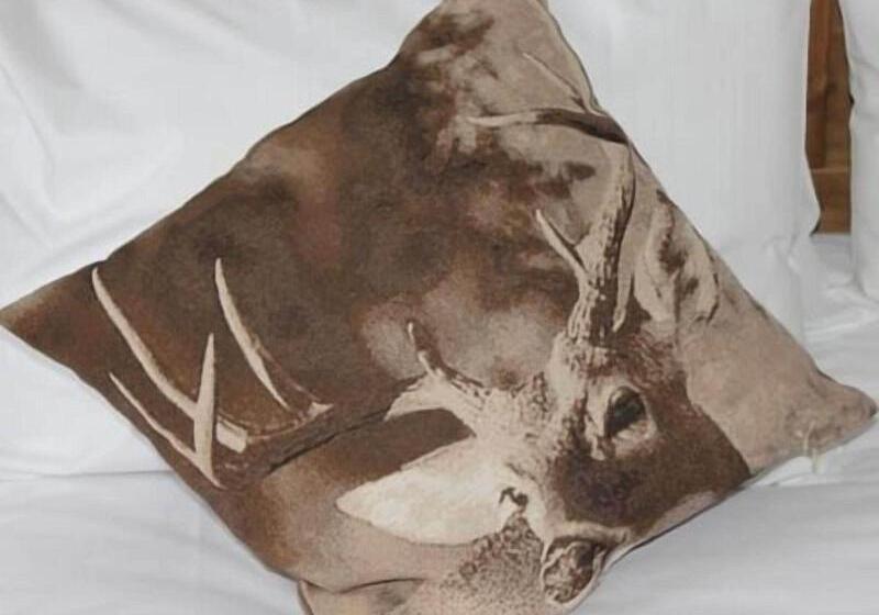 فندق Stonehenge Inn & Shepherds Huts