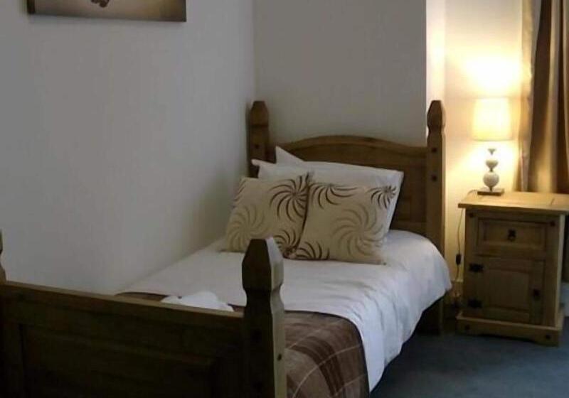 فندق Stonehenge Inn & Shepherds Huts