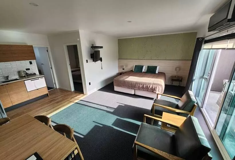 汽车旅馆 The Strand