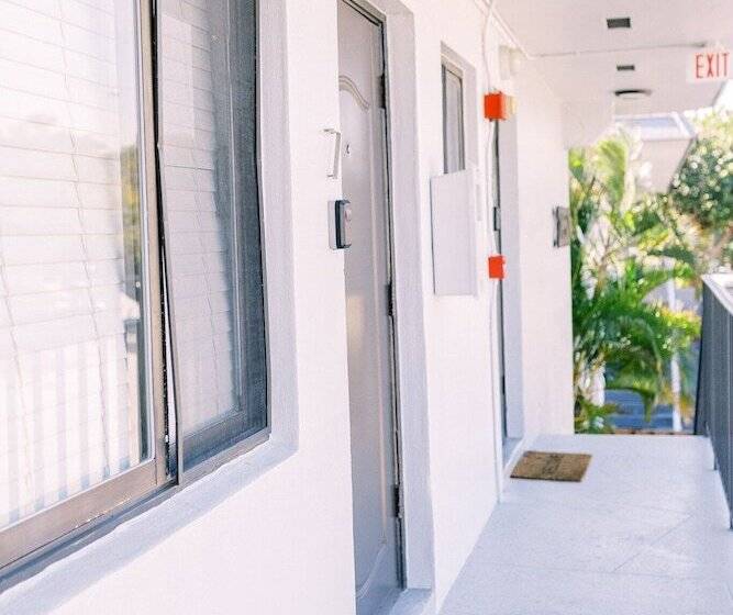 ホテル Bayview Apartments By Lowkl