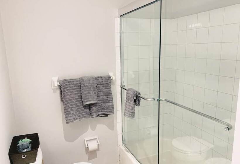 ホテル Bayview Apartments By Lowkl