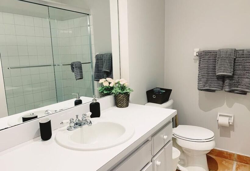 ホテル Bayview Apartments By Lowkl