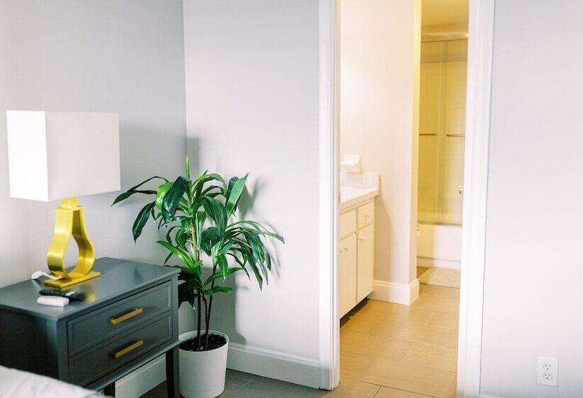 ホテル Bayview Apartments By Lowkl