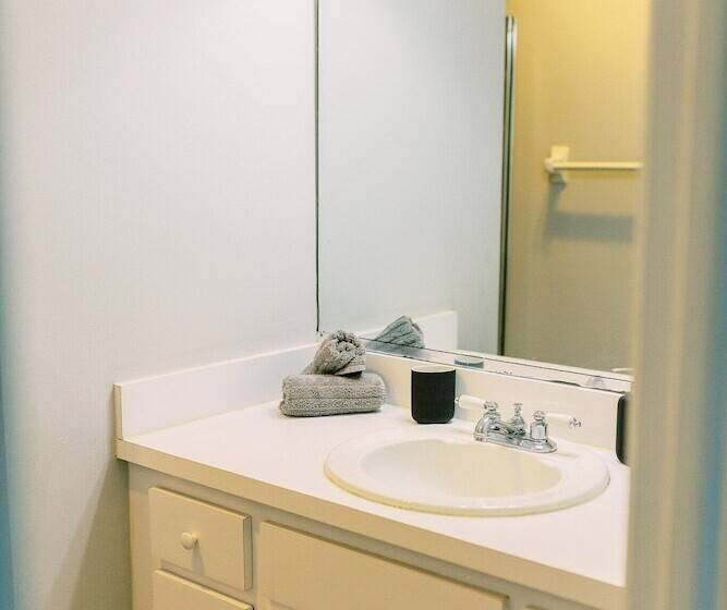 ホテル Bayview Apartments By Lowkl