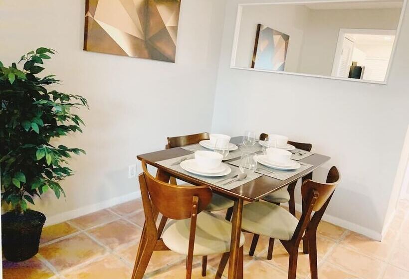 ホテル Bayview Apartments By Lowkl