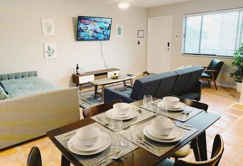 ホテル Bayview Apartments By Lowkl