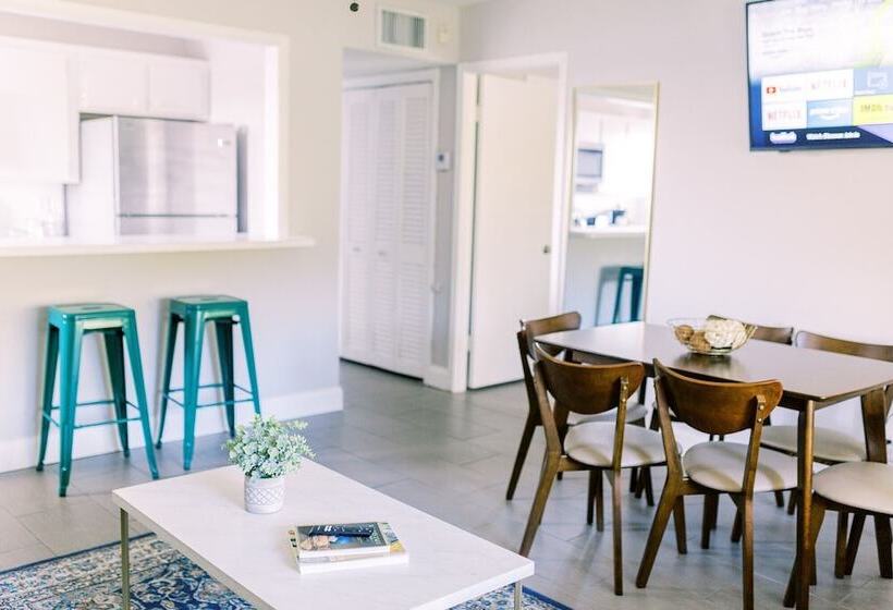 ホテル Bayview Apartments By Lowkl