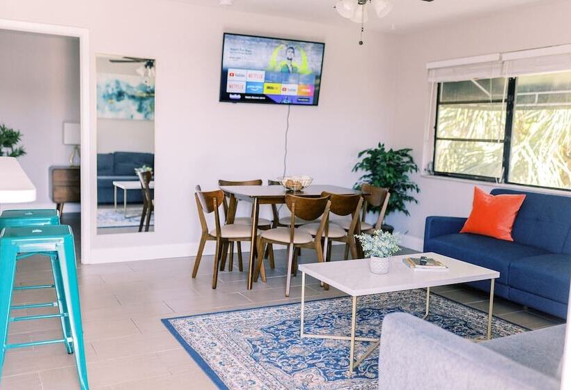 ホテル Bayview Apartments By Lowkl