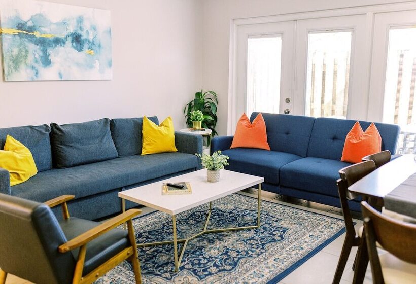 ホテル Bayview Apartments By Lowkl