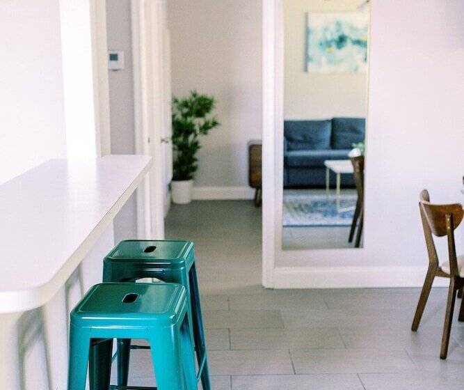 ホテル Bayview Apartments By Lowkl