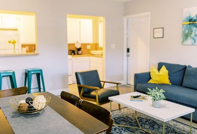 ホテル Bayview Apartments By Lowkl