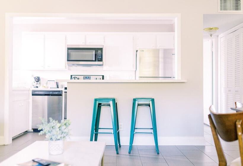 ホテル Bayview Apartments By Lowkl