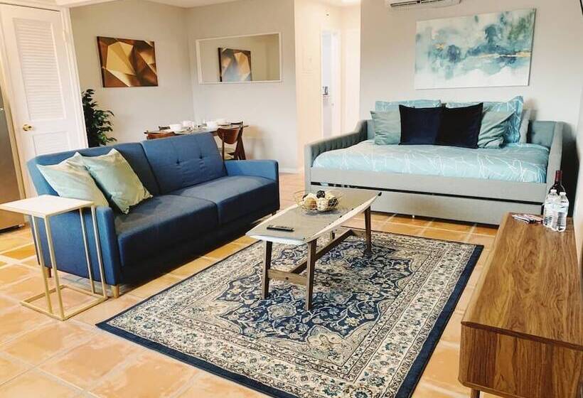 ホテル Bayview Apartments By Lowkl