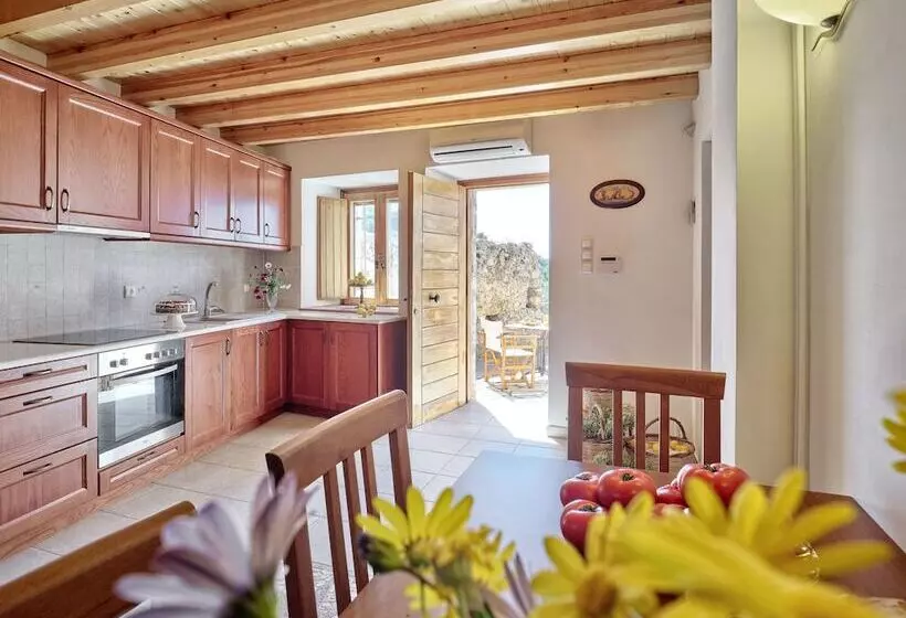 Majatalo Petreas Tower