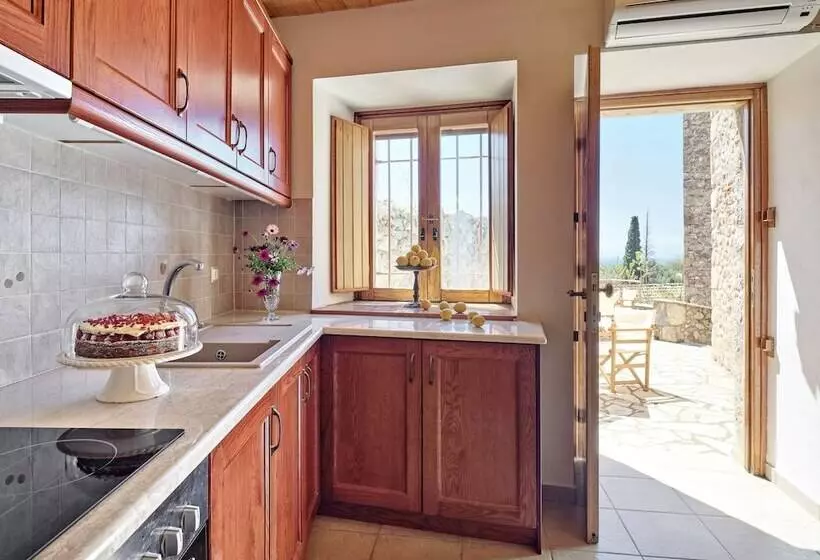 Majatalo Petreas Tower